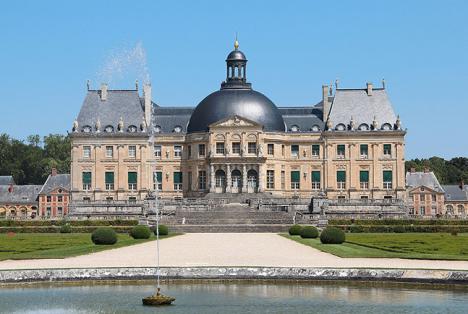 La façade sud du château de Vaux-le-Vicomte vue depuis le "Rond d'eau". © Photo Jean-Pol Grandmont, 2013