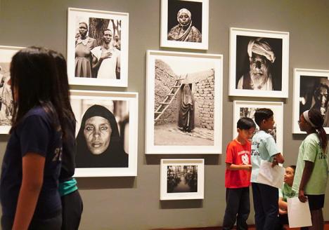 Des élèves d'une école du New Jersey visitent une exposition de photographies au musée d'art de l'université de Princetown © Photo Regan Vercruysse, 2018, CC BY 2.0.