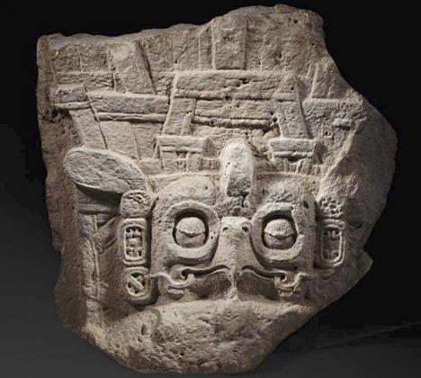 Fragment bas-relief Maya représentant la tête de la divinité Oiseau céleste sous la forme d’un rapace nocturne © Photo Millon 