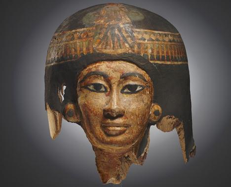Masque de momie d'une femme, Egypte, Nouvel Empire (XXe dynastie), vers 1100-1050 av. J.-C., bois, H : 27cm. © Jean-David Cahn