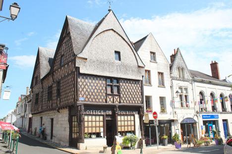 L’Office de Tourisme de Montrichard, Loir-et-Cher. Cette maison du XVIe siècle a brulé dans la nuit de vendredi à samedi. © Photo Mairie de Montrichard, CC BY-SA 4.0.