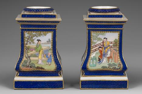 Paire de vases à bulbes en porcelaine tendre de Sèvres, grande réserve peinte par Charles-Nicolas Dodin sur la face avant, époque Louis XV, 1763, hauteur : 15,5 cm. © Galerie Dragesco-Cramoisan.