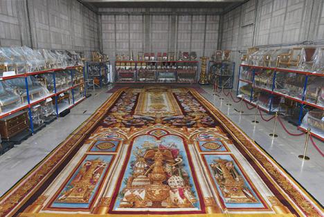 Cette photo prise le 9 septembre 2019 montre le tapis de la cathédrale Notre-Dame en cours de rénovation exposé au siège du Mobilier National à Paris. © DP / Mobilier national