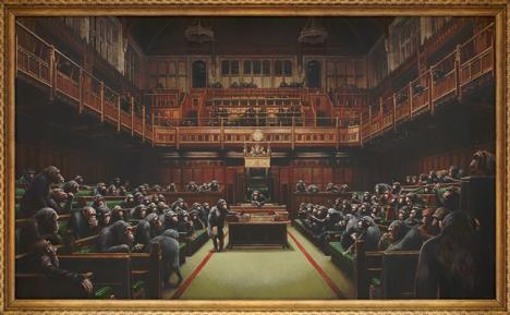 Banksy, Le Parlement des singes, 2009, huile sur toile, 250 x 420 cm. © Sotheby’s. 