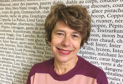 Béatrice Salmon devant l'oeuvre de Claude Closky, Sans titre (Marabout), 1997. © Photo Ministère de la Culture / Claude Closky / CNAP