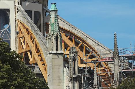 Des cintres ont été installés sous les arcs-boutants de la cathédrale Notre-Dame de Paris, 31 août 2019 © Photo LudoSane