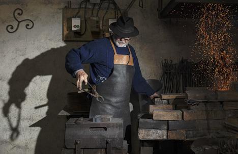 Christian Moretti, coutelier, lauréat 2005 du prix Liliane-Bettencourt pour l’intelligence de la main - métier du métal. © Photo Sophie Zénon