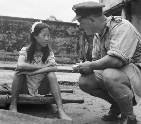 Jeune chinoise venant d’un centre de « femmes de réconfort » de l’armée japonaise à Rangoun, en août 1945. © W. Wolny, Public Domain