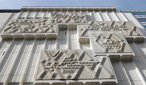 Façade du Musée de la Poste avec la sculpture de Robert Juvin. © Photo Musée de la Poste/Thierry Débonnaire, 2019.