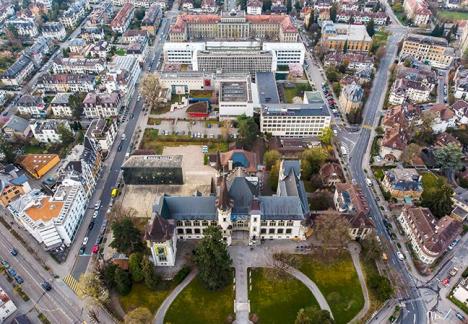 Le site du projet de « quartier des musées » à Berne, en Suisse, avec au premier plan le Musée historique. © Photo Boris Baldinger