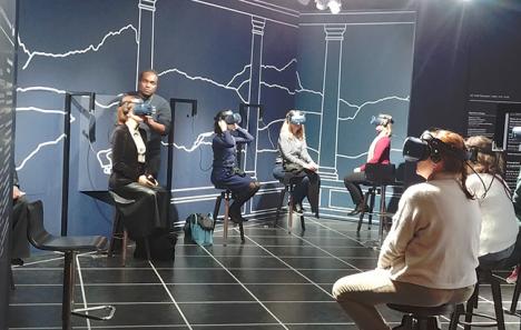 Salle dédiée à la réalité virtuelle dans l'exposition Léonard de Vinci au musée du Louvre © Photo LudoSane pour Le Journal des Arts, octobre 2019