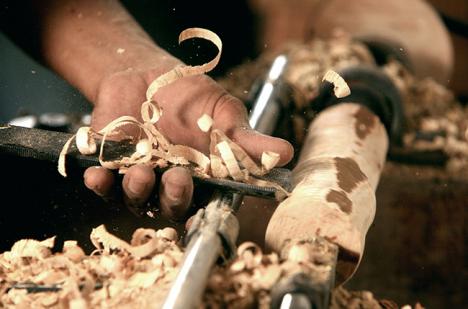 Le savoir faire du tourneur de bois fait partie du patrimoine culturel immatériel en France. © Photo Bertrand, 2007