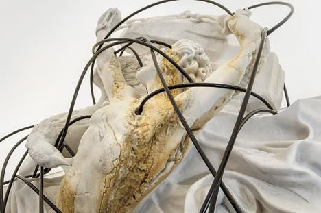 Thomas Feuerstein, Prométhée délivré, 2017-2019, bactéries (acidithiobacillus ferrooxidans), marbre, cellules hépatiques humaines (hépatocytes), verre, acier. © Photo Blaise Adilon/Biennale de Lyon 2019.