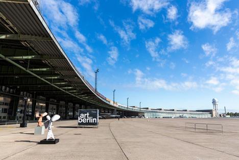 L'aéroport Tempelhof accueillait la foire Art Berlin. © Clemens Porikys.