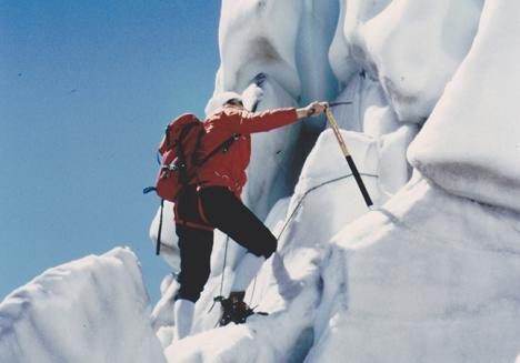 Un alpiniste gravissant une paroi enneigée - Photo Dieter Martin, 2015 - Pixabay