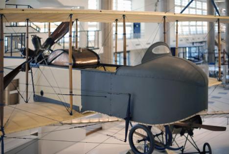 Avion Maurice Farman MF 7 construit en 1913 et présenté dans la grande galerie rénovée du Musée de l'air et de l'espace. © Axel Ruhomaully, 2019.