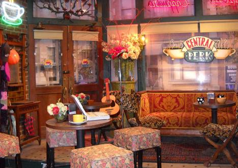 Vue du Central Perk, le café où aimaient se retrouver les six amis dans la série Friends diffusée de 1994 à 2004. © Photo Chester, 2011, CC BY 2.0.