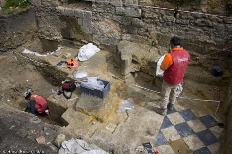 Fouille d'une sépulture par des archéologues de l'Inrap © Hervé Paitier, Inrap