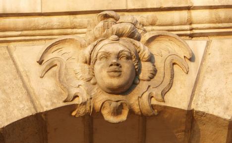 Mascaron représentant le visage d'une femme africaine, place de la Bourse à Bordeaux. © Photo Langladure, 2009, CC BY-SA 3.0.