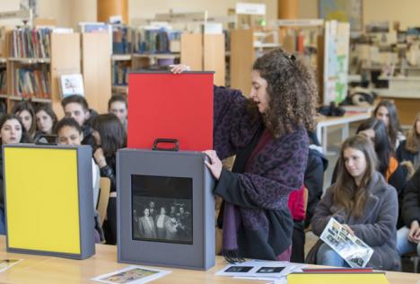Présentation de la mallette Flash Collection au lycée Jean Monnet dans les Yvelines, dans le cadre de l'Enseignement artistique et culturel. © Photo Martin Argyroglo, 2018.