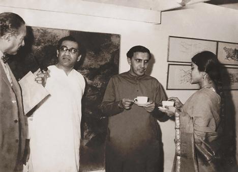Akbar Padamsee (2e à gauche) en compagnie d'Ebrahim Alkazi (au centre) et des amis, à la Kunika Chemould Art Gallery, New Delhi. Photo courtesy Alkazi Personal Archives
