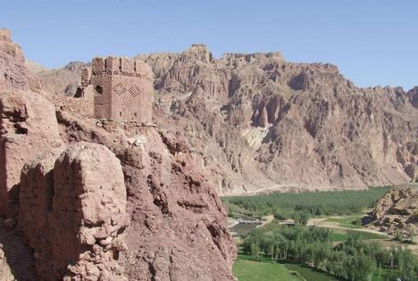 La citadelle de Shar-e Zohak dans la province de Bamiyan connait une érosion sévère et menace de s'écrouler. © Photo CIA, Public domain. 