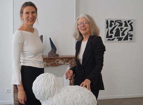 Claudine et Marion Papillon devant Barboncino (2019) de Carl D'Alvia. © Galerie Papillon.