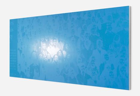 Emmanuel Van der Auwera, Memento (farewell blue), 2019, papier journal, plaque offset en aluminium sur cadre en aluminium, 131 x 287 x 3 cm. © Galerie Harlan Levey.