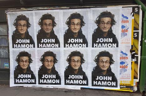 Portraits de John Hamon affichés dans la rue. © John Hamon.
