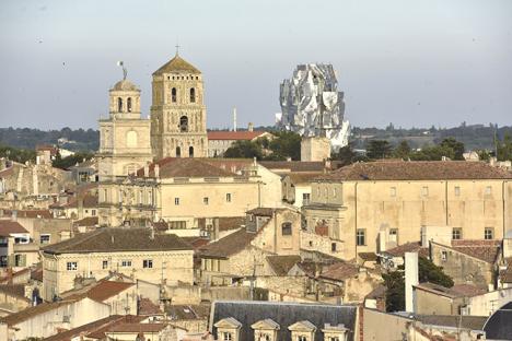 La ville d’Arles avec la tour de la fondation Luma par l’architecte Frank Gehry en arrière-plan. © Photo Hervé Hôte