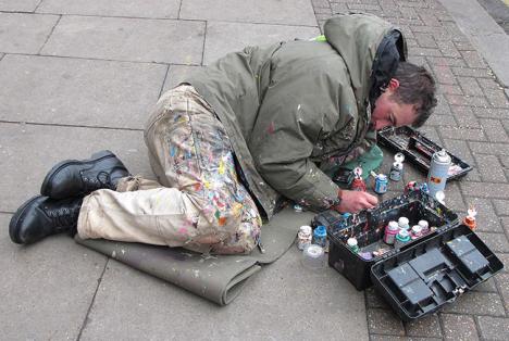 L'artiste Ben Wilson au travail dans les rues de Londres. © Photo DisillusionedBitterAndKnackered, CC BY-SA 3.0.