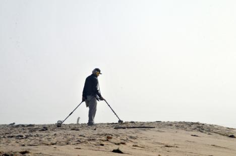 Homme utilisant un détecteur de métaux. © CC0 Public Domain.