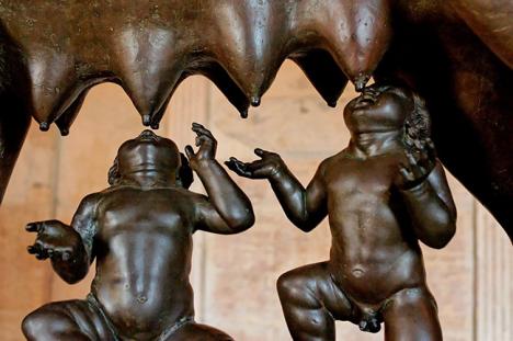 Romulus et Remus tétant la louve du capitole (détail), Ve siècle avant J.-C., bronze, Musée du Capitole, Rome. © Photo Jastrow, Public domain.