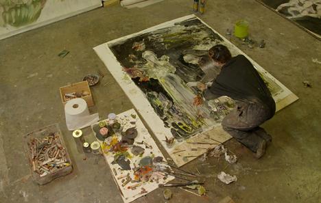 L'artiste Sarah Jérôme travaillant dans son atelier. © Film Arte. 