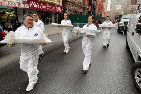 Des volontaires transportent des objets des collections du Moca qui ont pu être sauvés de l'incendie dans un lieu sûr. © MOCA.