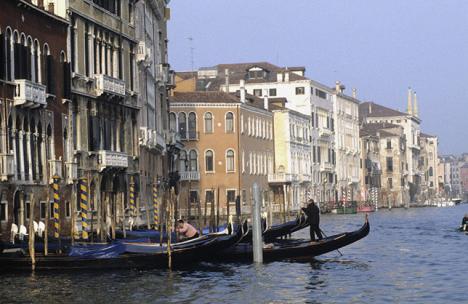 Faute de touristes, les gondoles restent à quai à Venise. © Aglileo Collection/Aurimages.