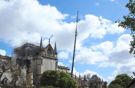 Une grue au-dessus de la Cathédrale Notre-Dame de Paris © Photo LudoSane pour Le Journal des Arts