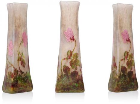 Daum Frères Nancy, vase en verre multicouche, piriforme méplat de section carrée, 32,5 cm x 11,5 cm © Photo Millon