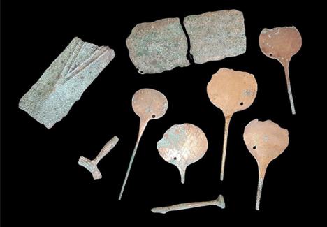 Dépôt de l'Age du bronze comprenant 5 épingles évasées à décor géométrique, un fragment de hache et des éléments divers © Vermot/Drouot Online.