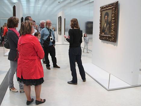 Guide-conférencière commentant le portrait de Baldassare Castiglione par Raphaël, alors exposé temporairement au Louvre-Lens. © Photo Jean-Pol Grandmont