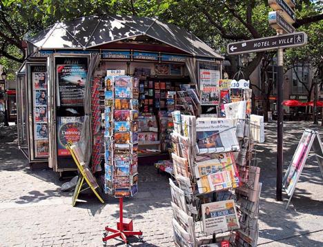 Kiosque à journaux place Edmond Michelet à Paris. © Photo Zoetnet, 2010, CC BY 2.0.