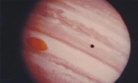 Mission Pioneer 10, Vue de la planète Jupiter et de l'une de ses lunes satellites, Avril 1974, tirage chromogénique d'époque sur papier Kodak, 25 x 20 cm. © Vermot et Associés