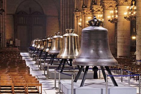 Les nouvelles cloches de la cathédrale Notre-Dame de Paris exposées au public dans la nef en février 2013 avant leur installation dans les tours du monument. Du premier plan à l'arrière plan : Le bourdon Marie, Gabriel, Anne-Geneviève, Denis, Marcel, Étienne, Benoît-Joseph, Maurice et Jean-Marie - Photo Thesupermat