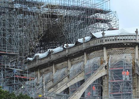 Des ouvriers sur le chantier de la Cathédrale Notre-Dame de Paris, le 27 avril 2019 © Photo LudoSane pour Le Journal des Arts