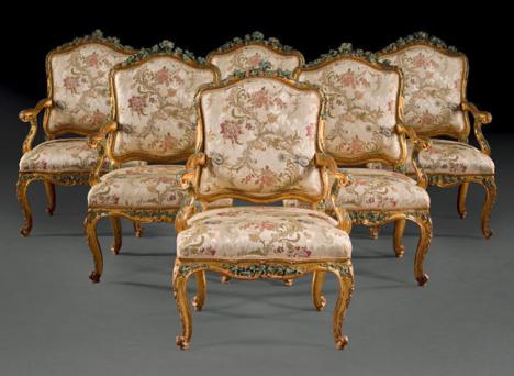 Suite de six fauteuils en bois peint polychrome et doré, Gênes, vers 1750, 104 x 65 x 50 cm. © Sotheby’s/ArtDigital Studio
