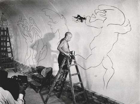 André Villers, Pablo Picasso en train de réaliser la fresque La Guerre et la Paix à la Chapellle du Château de Vallauris, 1953. 30 x 40 cm environ © Yann le Mouel