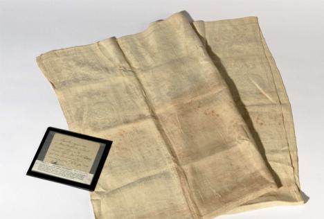 Grande serviette ayant servi à la Reine Marie-Antoinette durant son sacre, 105 x 75 cm. © Osenat