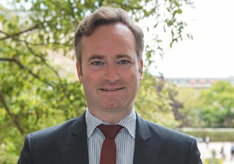 Jean-Baptiste Lemoyne dans le jardin des Quatre colonnes du palais Bourbon en 2017. Photo Jean-Luc Hauser