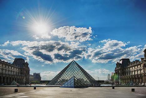 pyramide du musée du Louvre