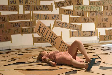 La Ribot, Laughing Hole, 2006, FNAC 2016-0232, Centre national des arts plastiques. L’œuvre illustre l'appel à projets intitulé « La vie bonne » et lancé en mai par le Cnap et Aware, à destination des artistes femmes pratiquant la performance. © Photo Anna van Kooij